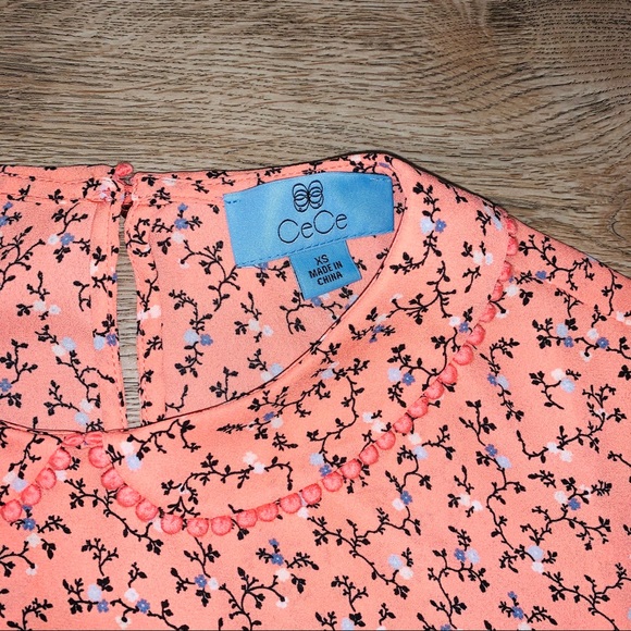 NWT CeCe | Collared Flutter Sleeve Floral Top - Picture 4 of 9
